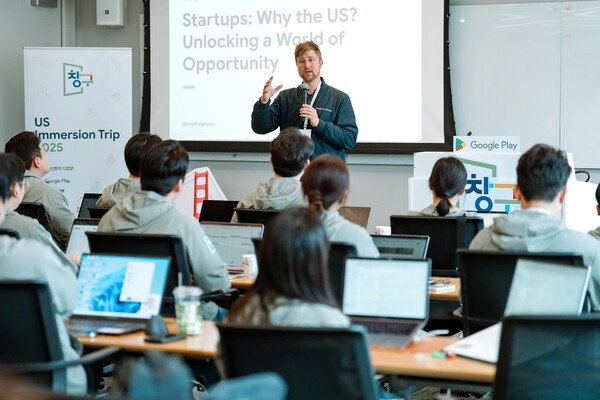 미국 시장 기회와 펀드레이징 전략에 관해 발표하는 구글 맷 라이드나워(Matt Ridenour) 미국 스타트업 액셀러레이터 총괄