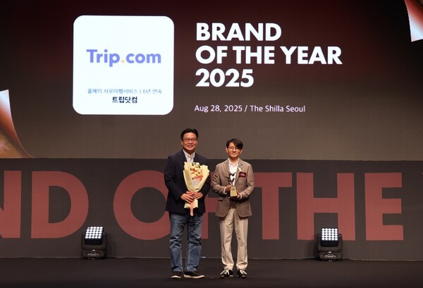 남궁승환 트립닷컴 서비스&마케팅 총괄 이사(오른쪽)와 서경덕 한국소비자포럼 소비자위원장