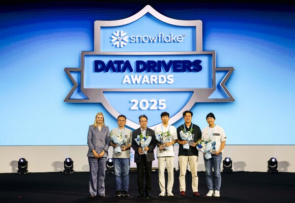 데니스 퍼슨 스노우플레이크 최고마케팅책임자(CMO), 장윤석 힐링페이퍼 데이터 리드, 심준혁 롯데쇼핑 e커머스사업본부 최고데이터책임자, 이재면 넥슨 데이터엔지니어링 팀장, 가장 우측은 방명원 앤서스랩코리아 기술 및 보안 총괄 (왼쪽부터)