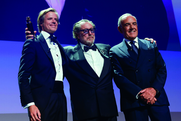 줄리안 슈나벨의 수상 영광을 함께 축하하는 까르띠에 동남유럽 지사장 로돌프 라첼(왼쪽)과 베니스 국제영화제 집행위원장 알베르토 바르베라 오른쪽). ©Cartier