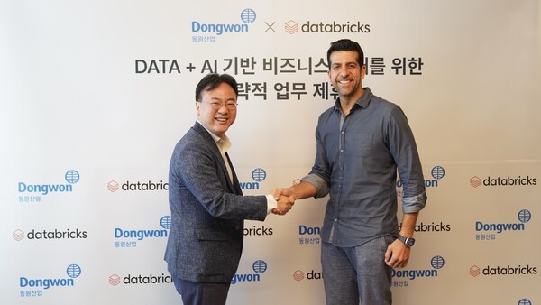 동원그룹 CIO 박종성 DT본부장과 데이터브릭스 아르살란 타바콜리(Arsalan Tavakoli) 공동창업자 겸 필드 엔지니어링 총괄 수석부사장(오른쪽)