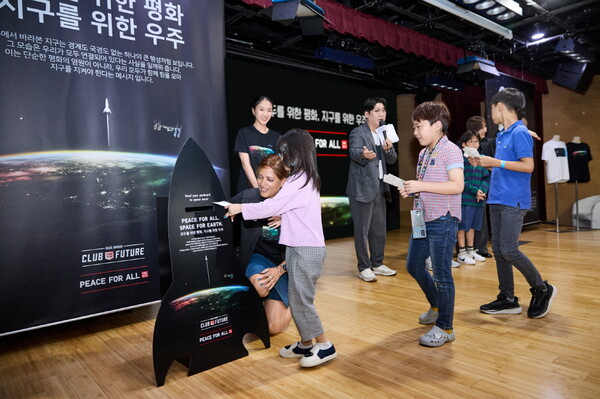 평화의 메시지를 담은 엽서를 보내는 아동들