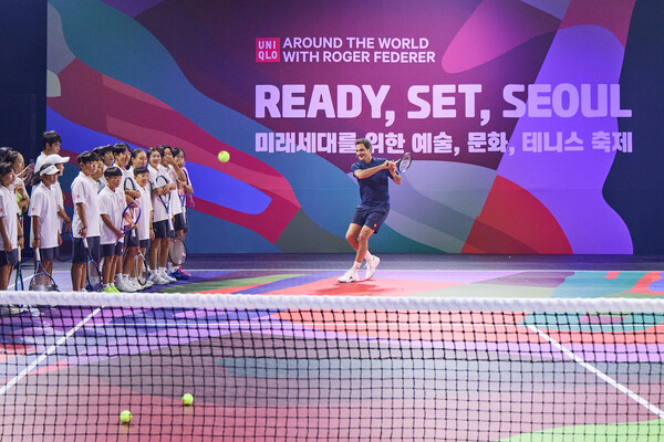 유니클로 ‘로저 페더러와 함께하는 세계 여행’, 유소년 선수 대상 코칭 세션을 진행하는 로저 페더러