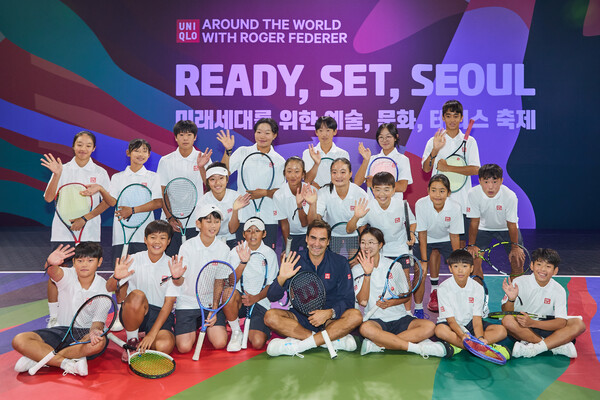 로저 페더러와 기념 촬영하는 유소년 선수들