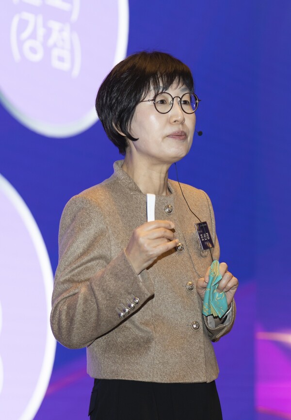 멘토링 랩업을 하고 있는 조선경 조선경코칭센터 대표